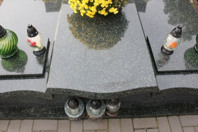 618